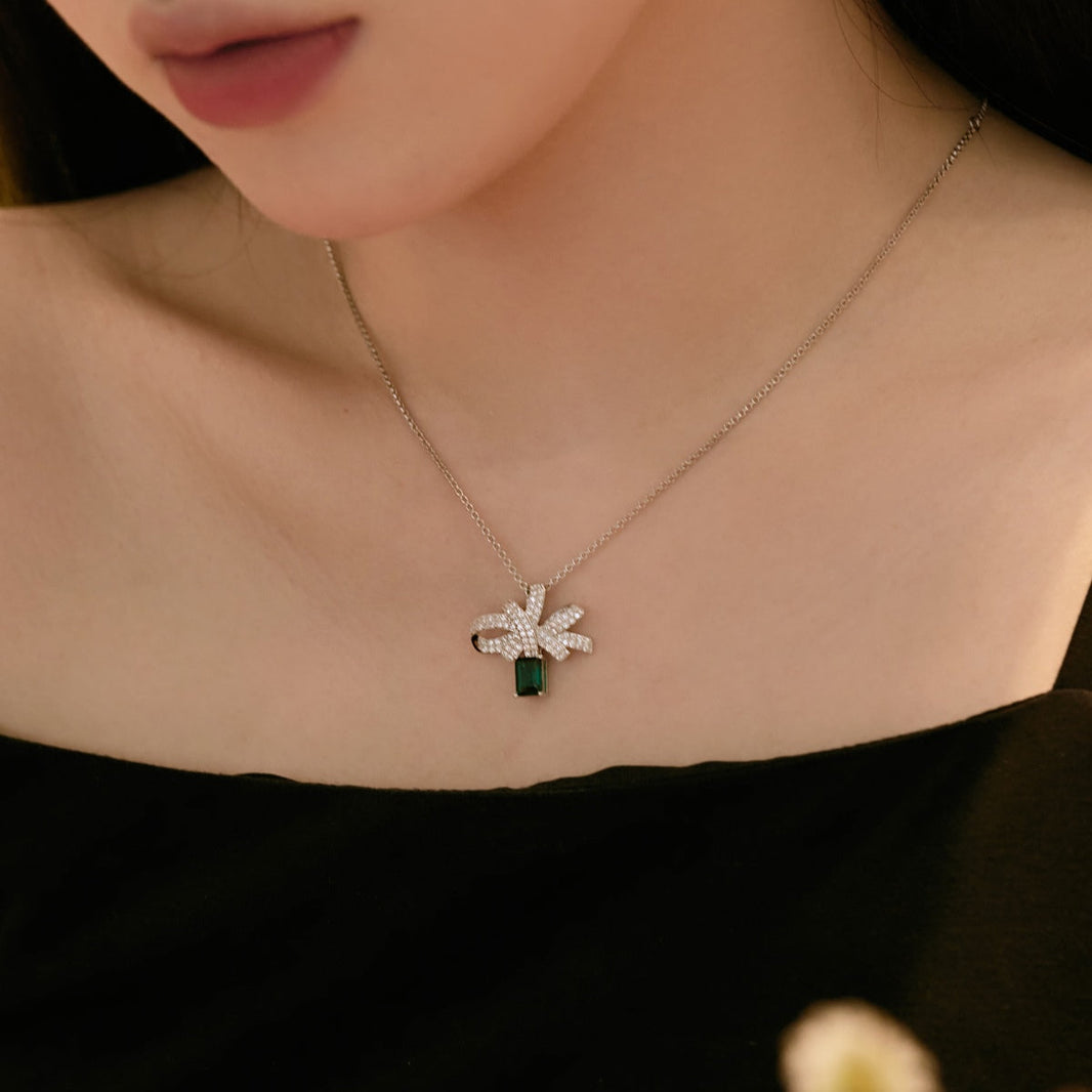 [Amore Jewelry]Luxurious Flower Shape Emerald Cut Necklace