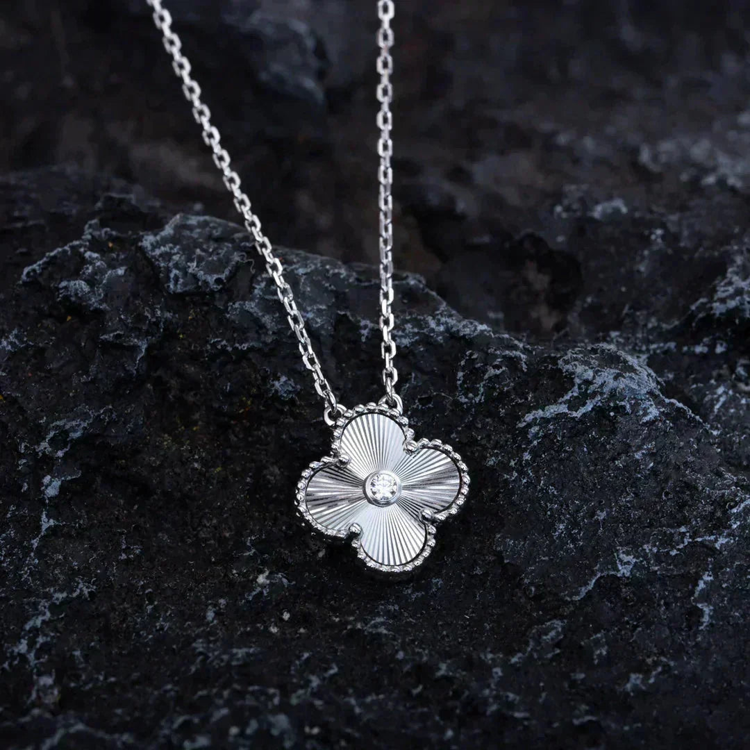 [Opulent Aurora]CLOVER  15MM DIAMOND LASER NECKLACE SILVER